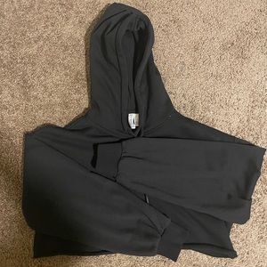 Black basic cropped hoodie